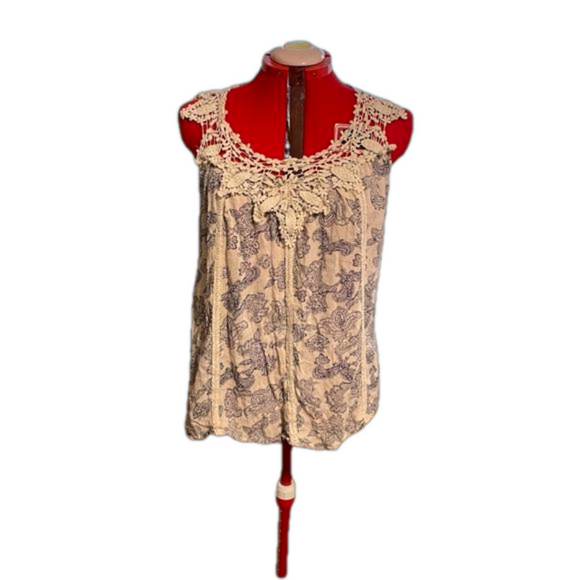 Tops - adorable summer tank top with lace detail in great condition!
